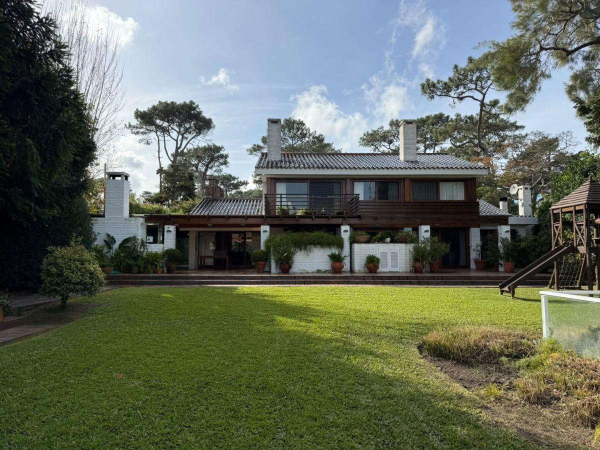 Casa de 1600 m² con 5 dormitorios en venta en Playa Mansa, Punta del Este