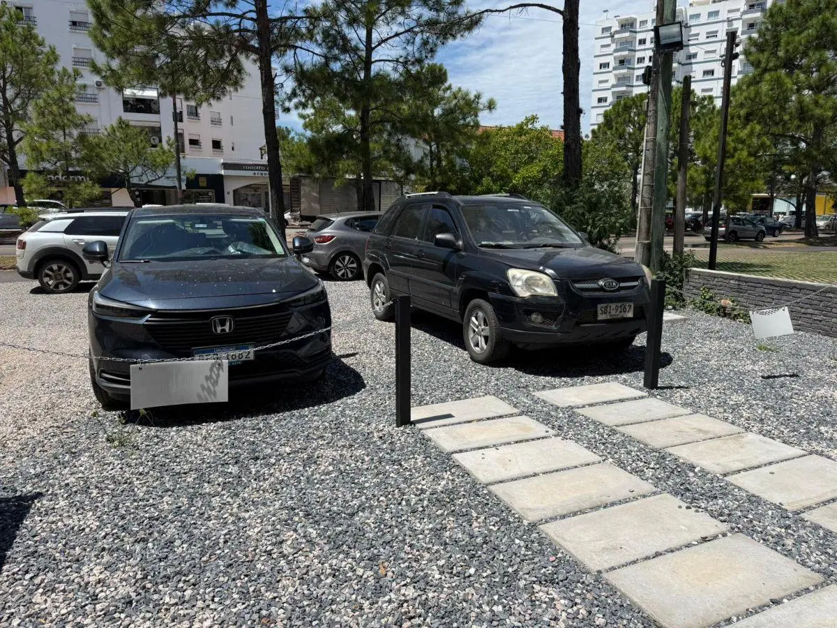 Local Comercial en Venta con RENTA en Punta del Este 2