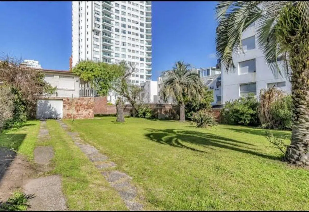 Casa en venta con 888mts2 de terreno, a pasos del mar, Punta del Este 1