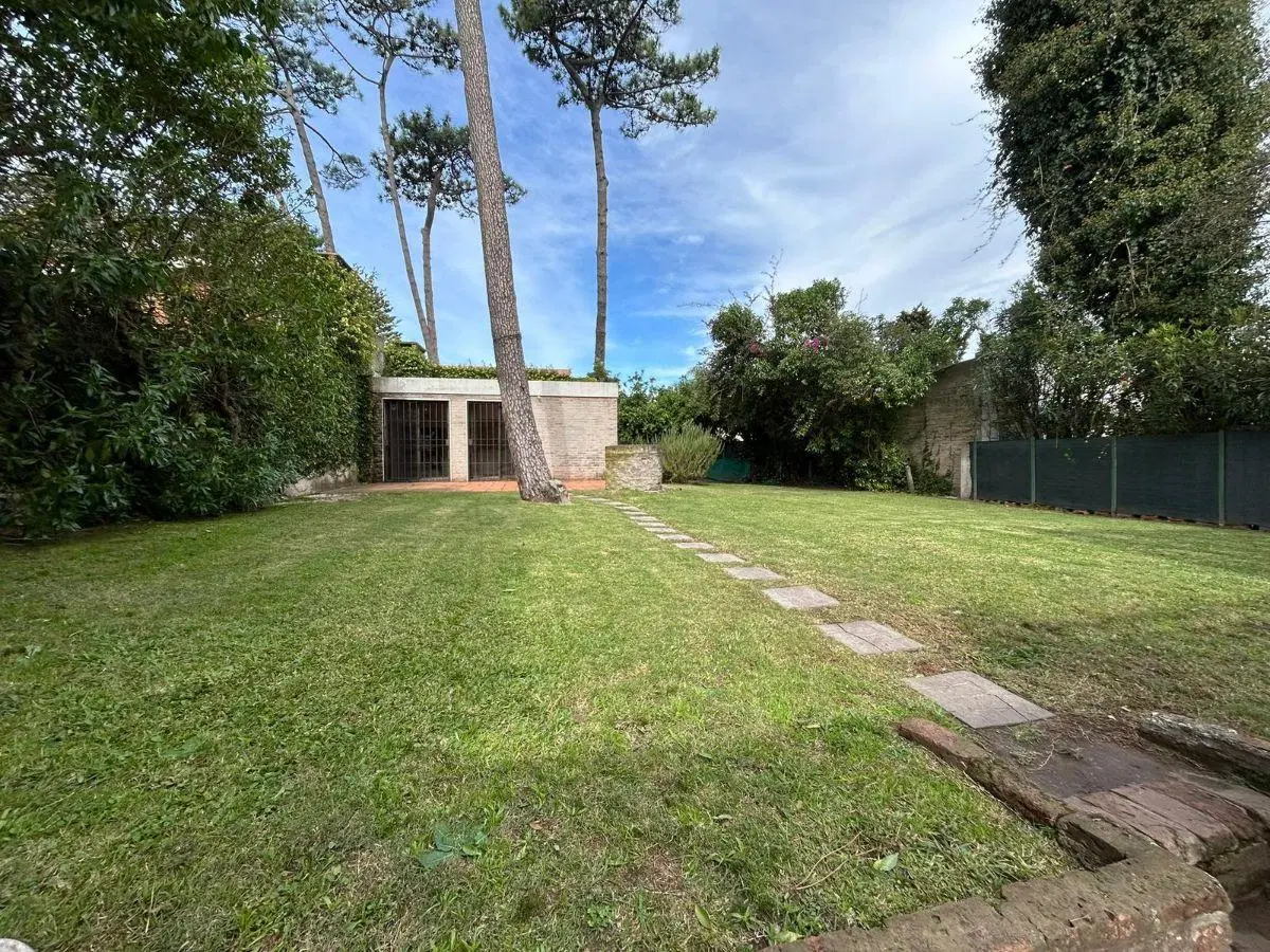 Casa en venta Playa Mansa, gran terreno, cerca del mar, Punta del Este 3