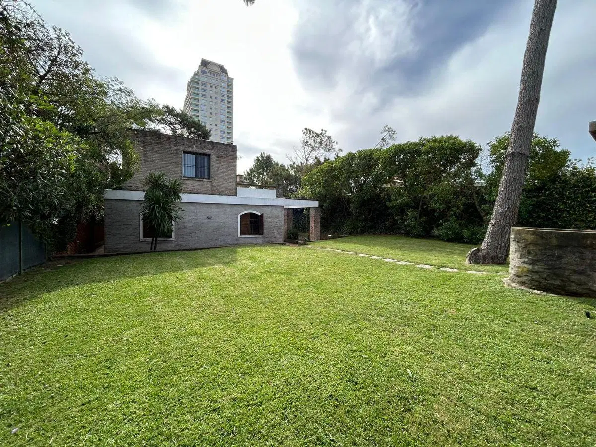 Casa en venta Playa Mansa, gran terreno, cerca del mar, Punta del Este 2
