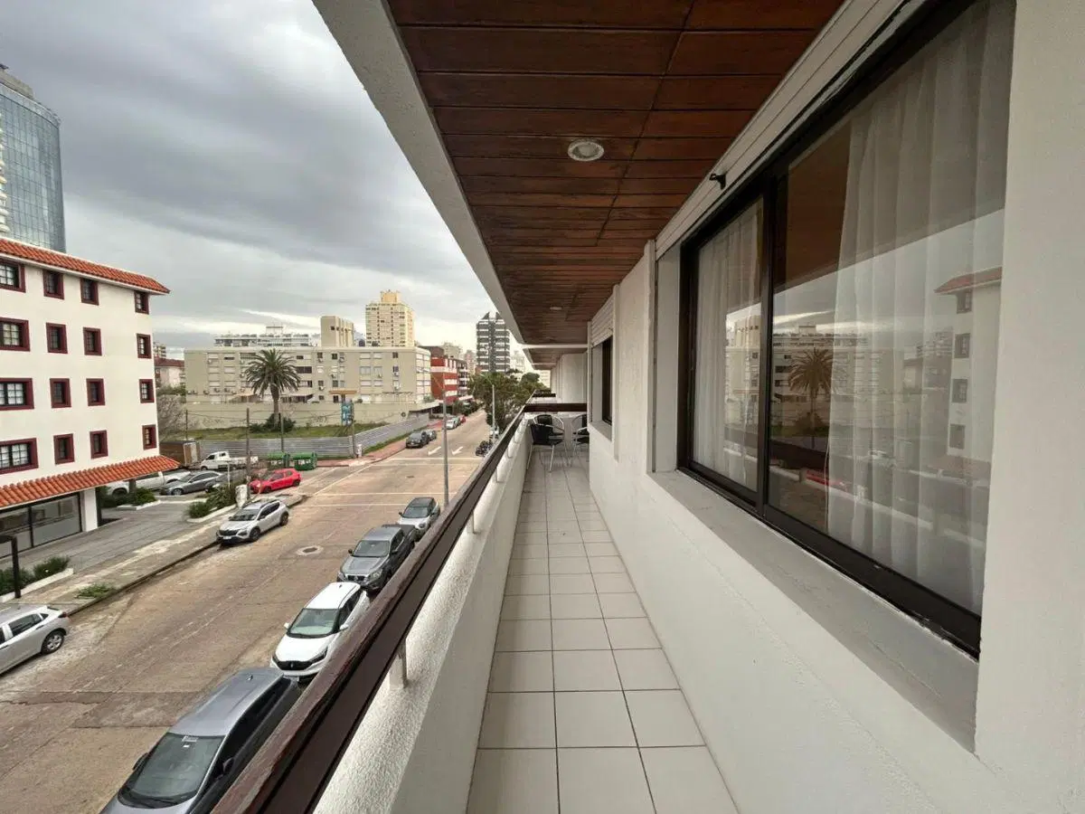 OPORTUNIDAD, 2 dormitorios, 2 baños y cochera en Península, Punta del Este 4