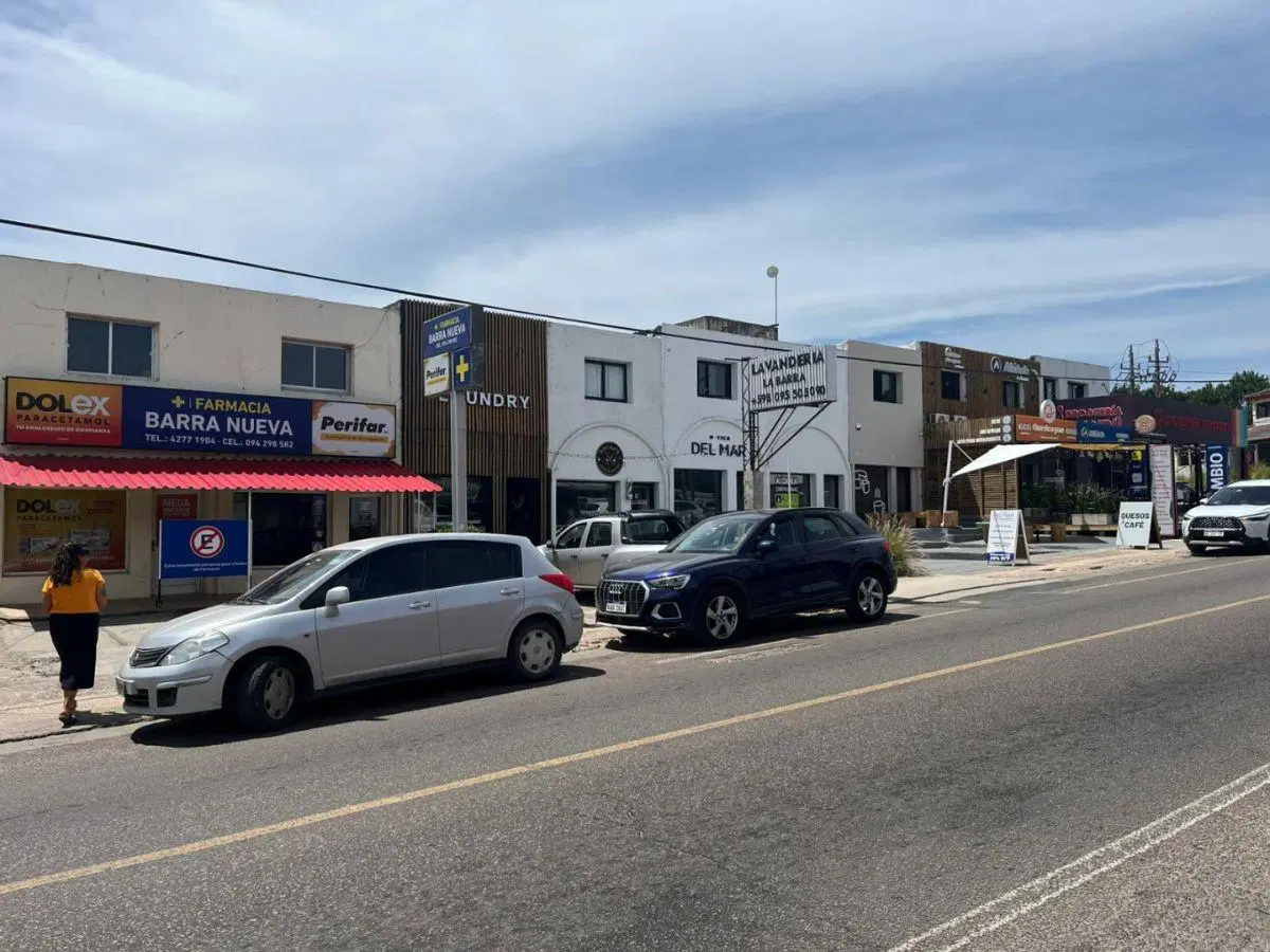 EN VENTA - 9 Locales comerciales CON EXCELENTE RENTA ANUAL 5