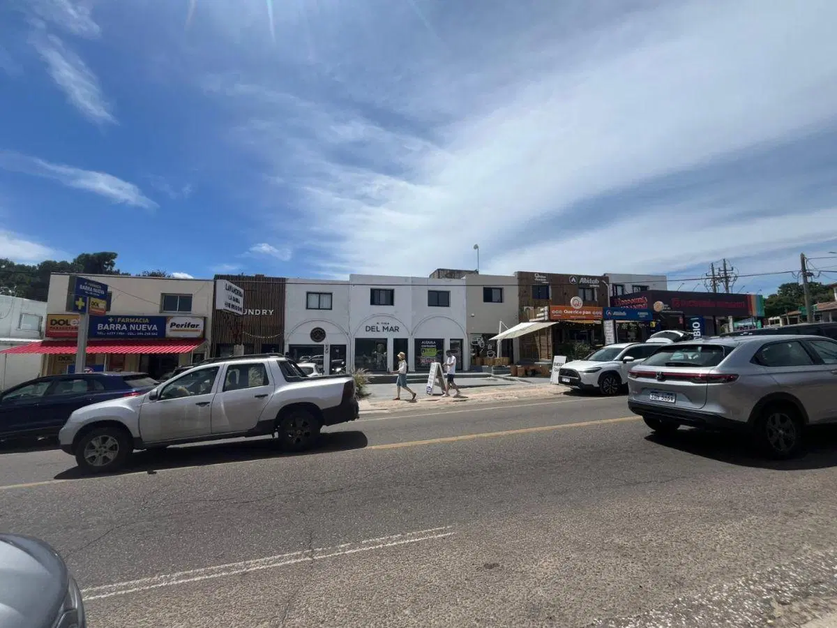 EN VENTA - 9 Locales comerciales CON EXCELENTE RENTA ANUAL 8