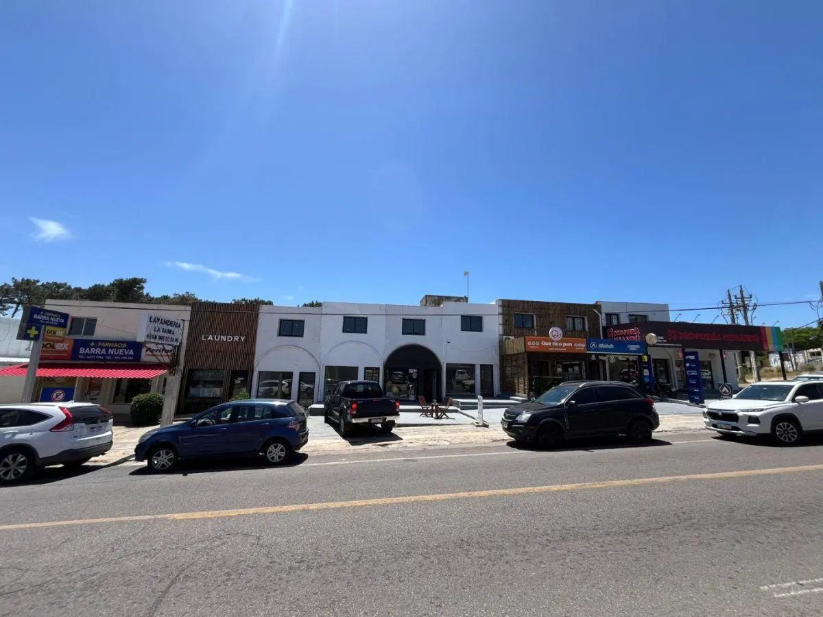 EN VENTA - 9 Locales comerciales CON EXCELENTE RENTA ANUAL 2