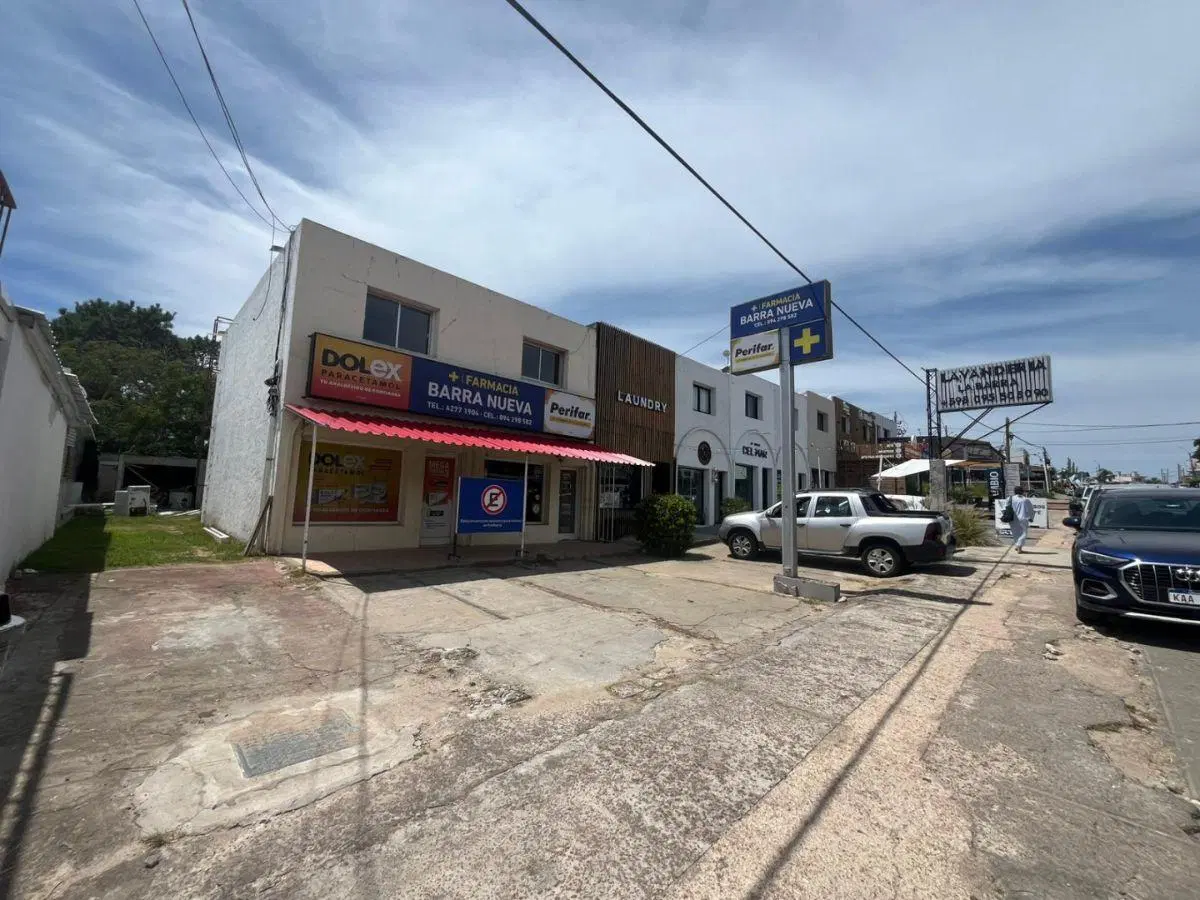 EN VENTA - 9 Locales comerciales CON EXCELENTE RENTA ANUAL 4