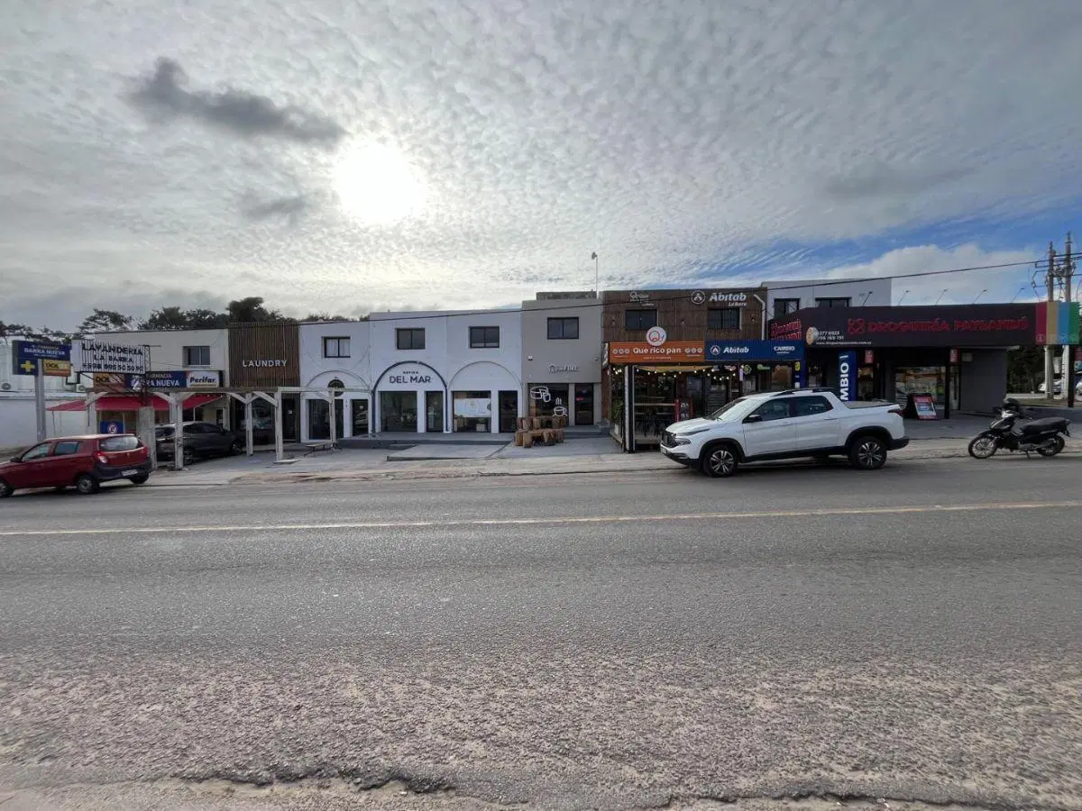 EN VENTA - 9 Locales comerciales CON EXCELENTE RENTA ANUAL 3