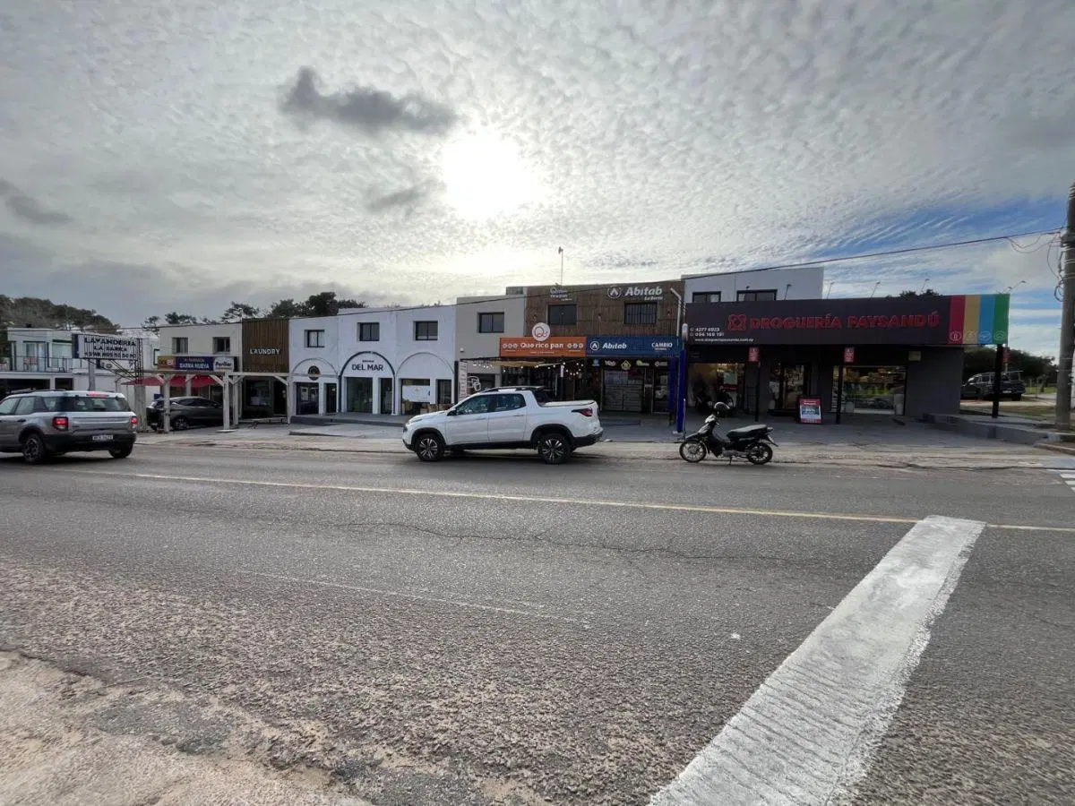 EN VENTA - 9 Locales comerciales CON EXCELENTE RENTA ANUAL 1
