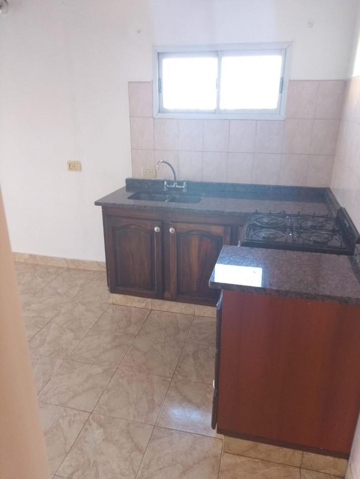 Foto de DEPARTAMENTO DE 2 AMB C/BALCON FTE ALQUILA MORON, imagen 3