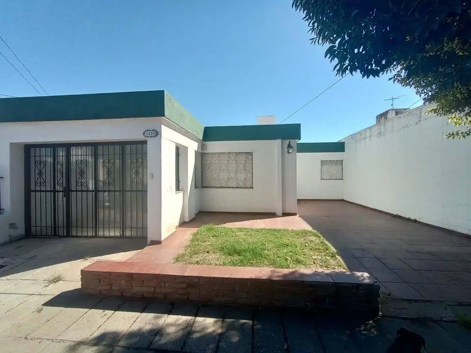 VENTA DE CASA EN POETA LUGONES CORDOBA.- 1