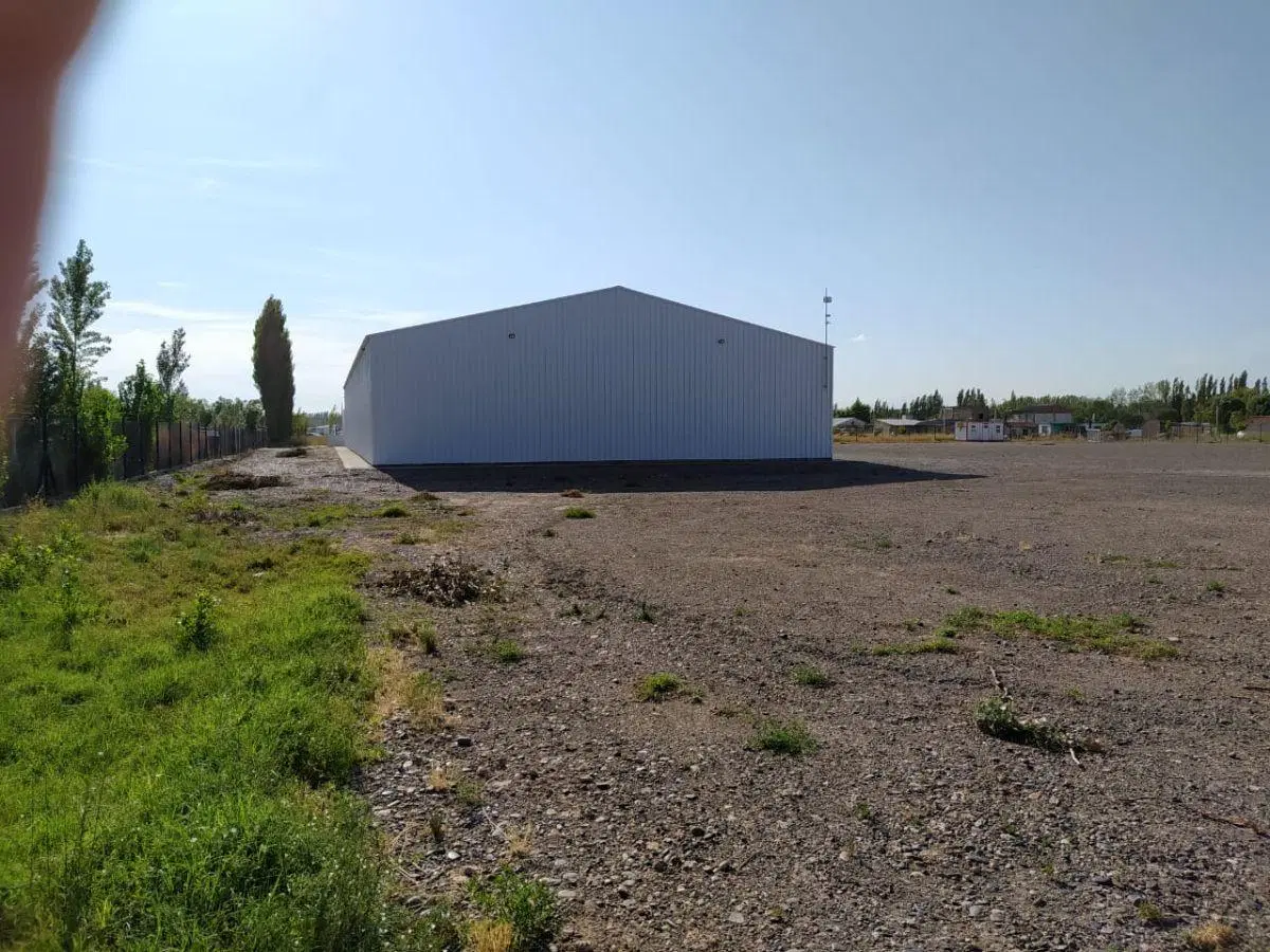 Galpon industrial de de 1000M2 con oficinas de 360m2, playa de maniobras de una Hectarea, Plottier. 3