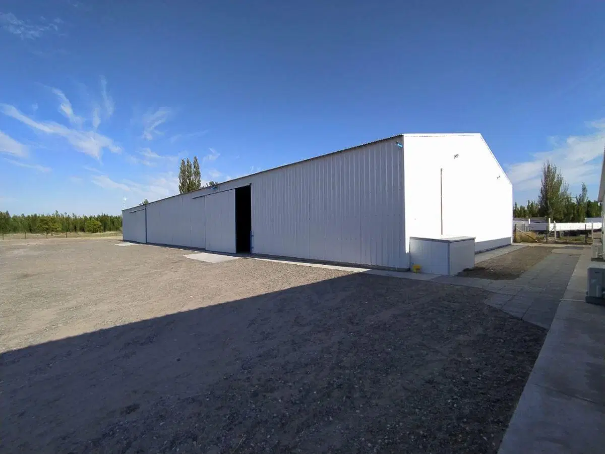 Galpon industrial de de 1000M2 con oficinas de 360m2, playa de maniobras de una Hectarea, Plottier. 1