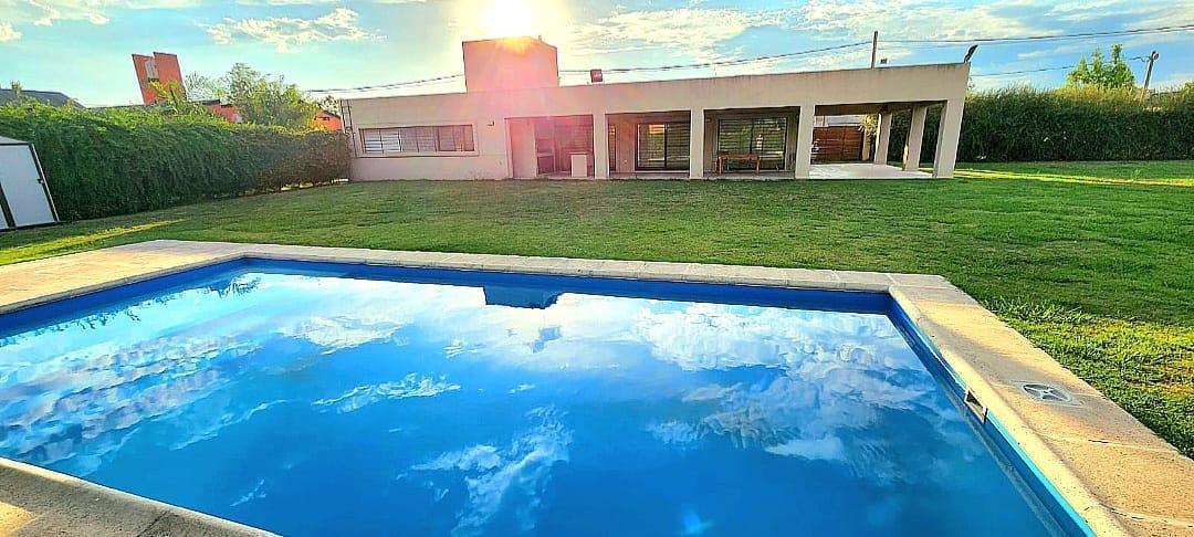 ALQUILER/VENTA Casa 200mt2 - Parque 1450mt2- Funes Town