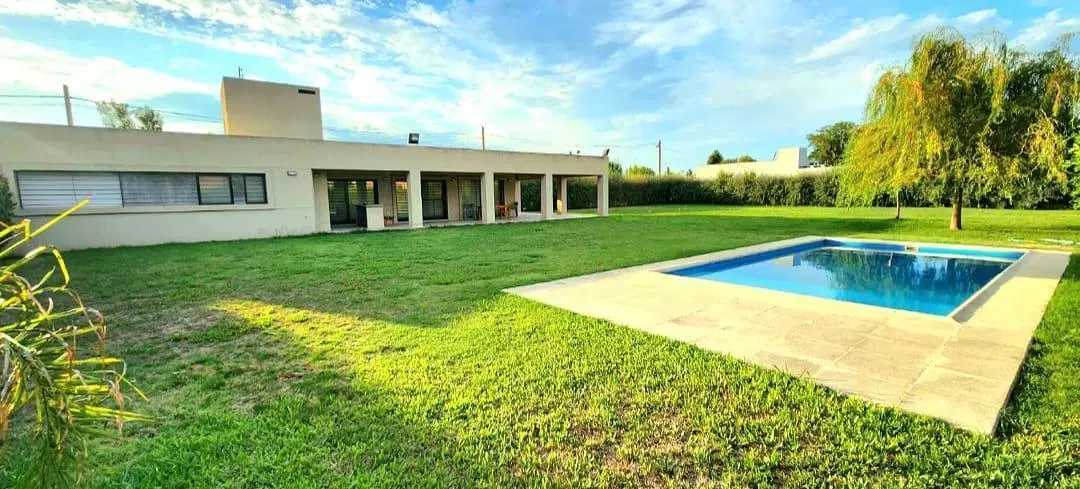 ALQUILER/VENTA Casa 200mt2 - Parque 1450mt2- Funes Town 4