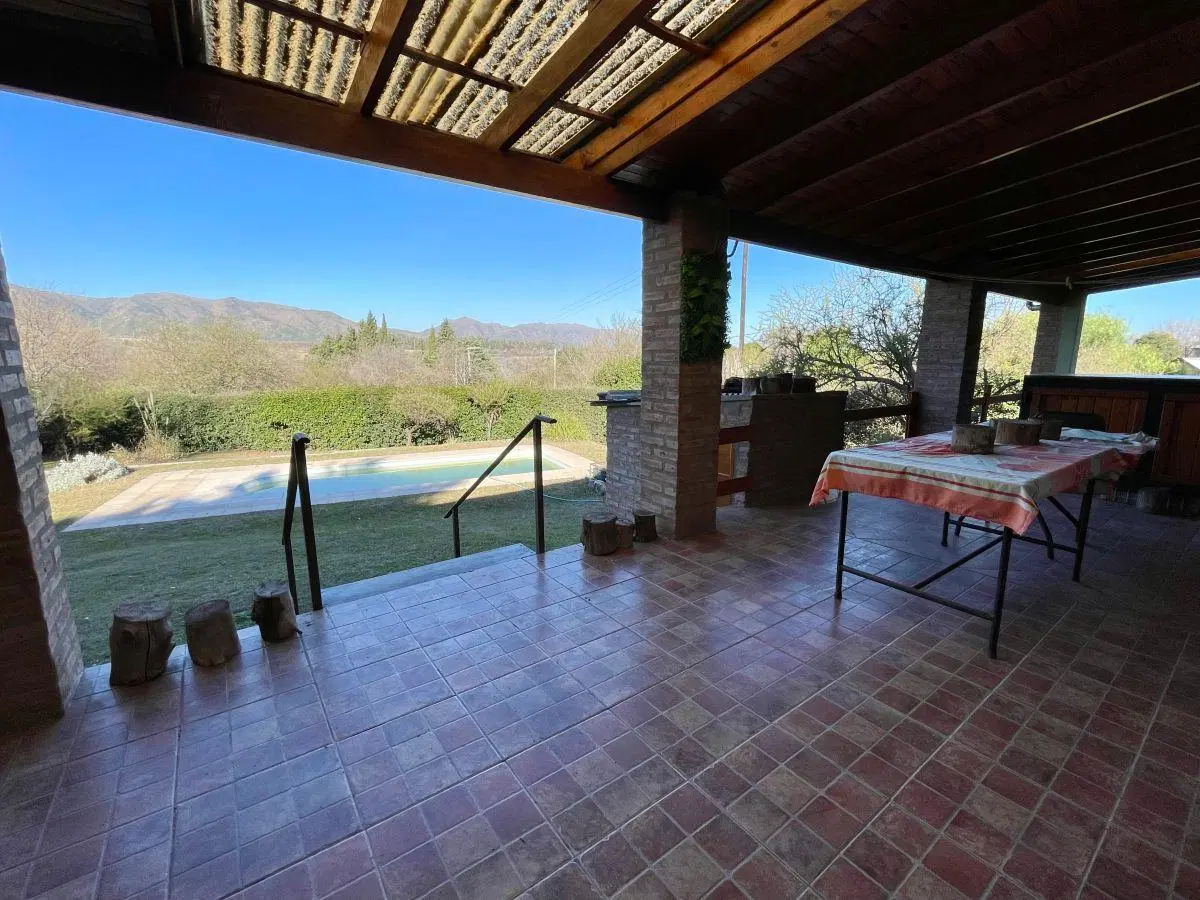 Casa en venta, 3 dormitorios, pileta, quincho, 3 cocheras, patio, en Molinari, Cosquín 4