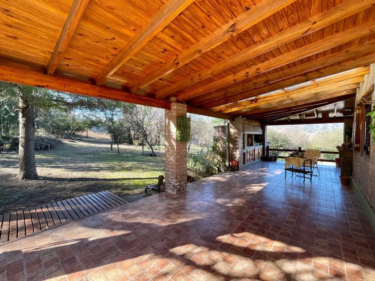 Casa en venta, 3 dormitorios, pileta, quincho, 3 cocheras, patio, en Molinari, Cosquín 1