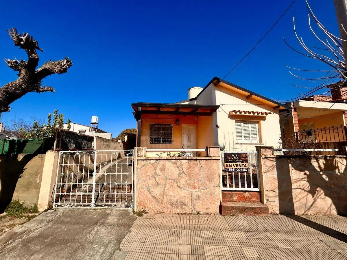 Casa con departamento en venta en Cosquín, cerca del centro y del río, terraza y vista a las sierras 1