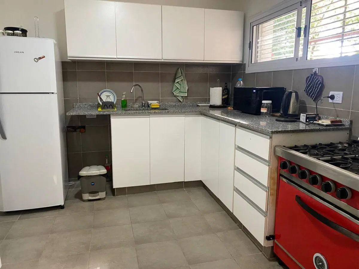 Casa de 3 dorm, 750m2 de terreno 15x50, galeria grande, a 5 cuadras del centro, gas nat, cloacas. 3