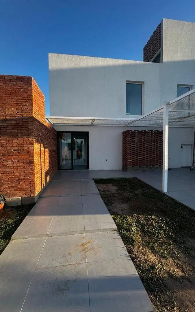 SE VENDE CASA - 3 DORMITORIOS -3 BAÑOS - COCHERAS - PRADOS DE MANANTIALES 4