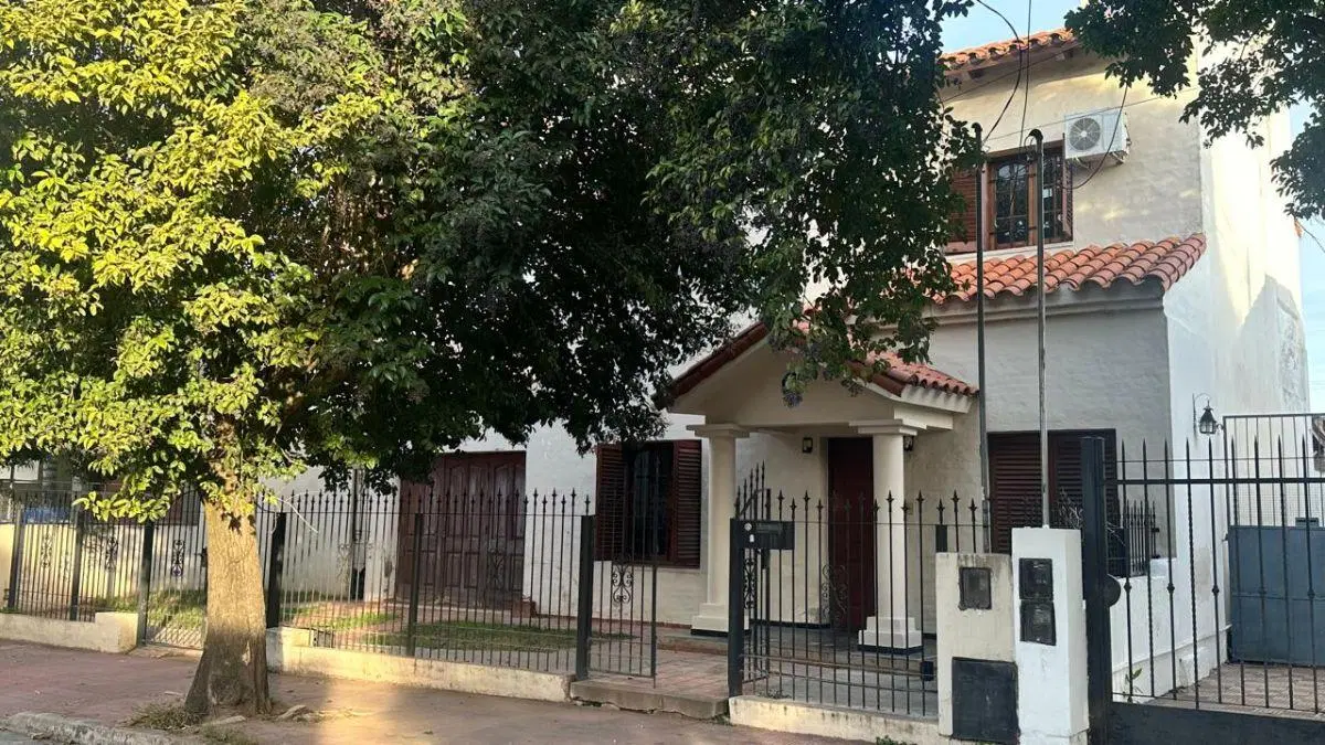 SE VENDE CASA -3 DORM - 3 BAÑOS - COCHERA - PILETA - QUINCHO- PARQUE CAPITAL. 3