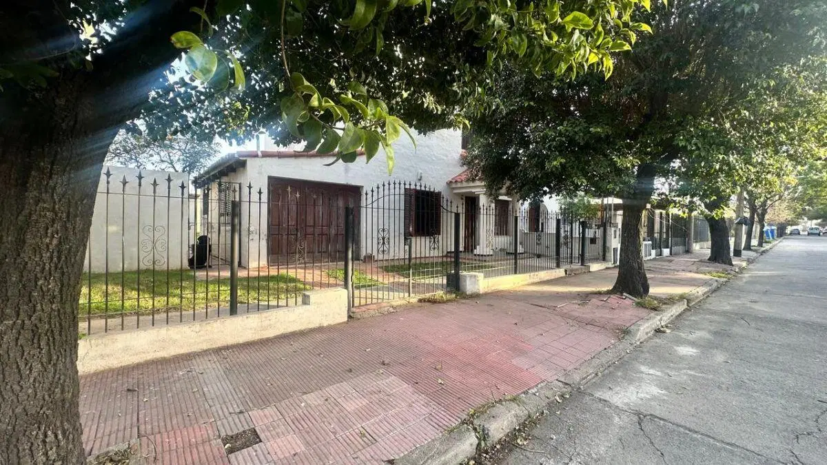 SE VENDE CASA -3 DORM - 3 BAÑOS - COCHERA - PILETA - QUINCHO- PARQUE CAPITAL. 4