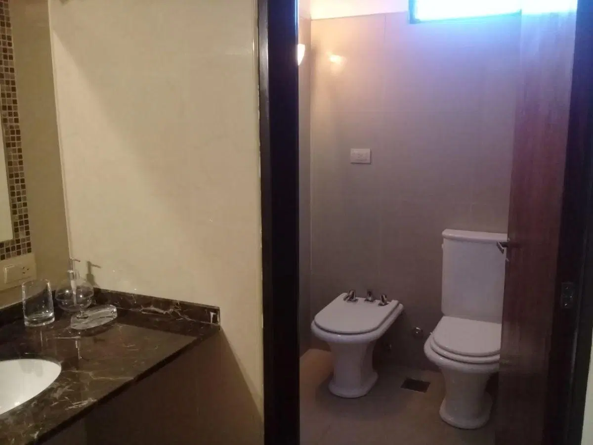 Gran casa en alquiler, familiar o Empresarial, 4 dorm 3 bños dependencia de serv, quincho piscina. 8