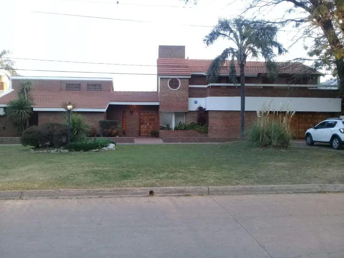 Gran casa en alquiler, familiar o Empresarial, 4 dorm 3 bños dependencia de serv, quincho piscina. 3