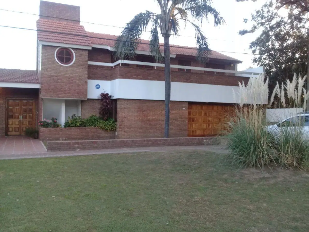 Gran casa en alquiler, familiar o Empresarial, 4 dorm 3 bños dependencia de serv, quincho piscina. 2