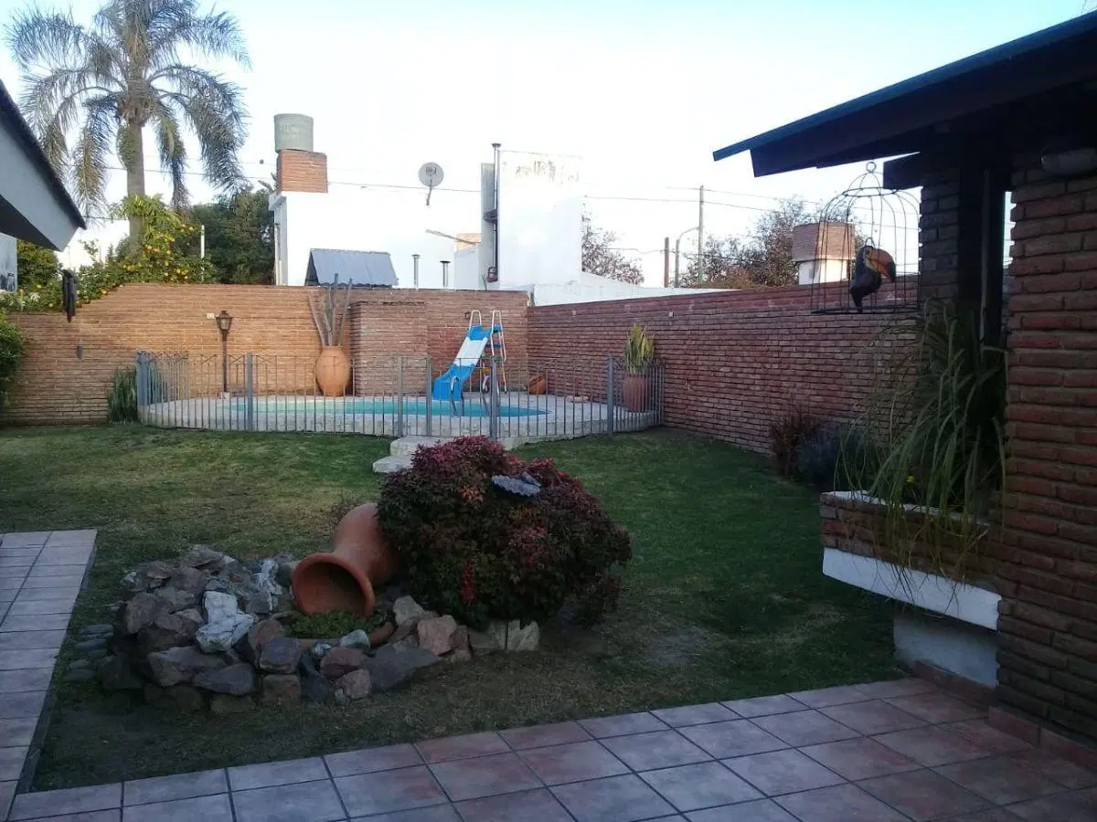 Gran casa en alquiler, familiar o Empresarial, 4 dorm 3 bños dependencia de serv, quincho piscina. 1