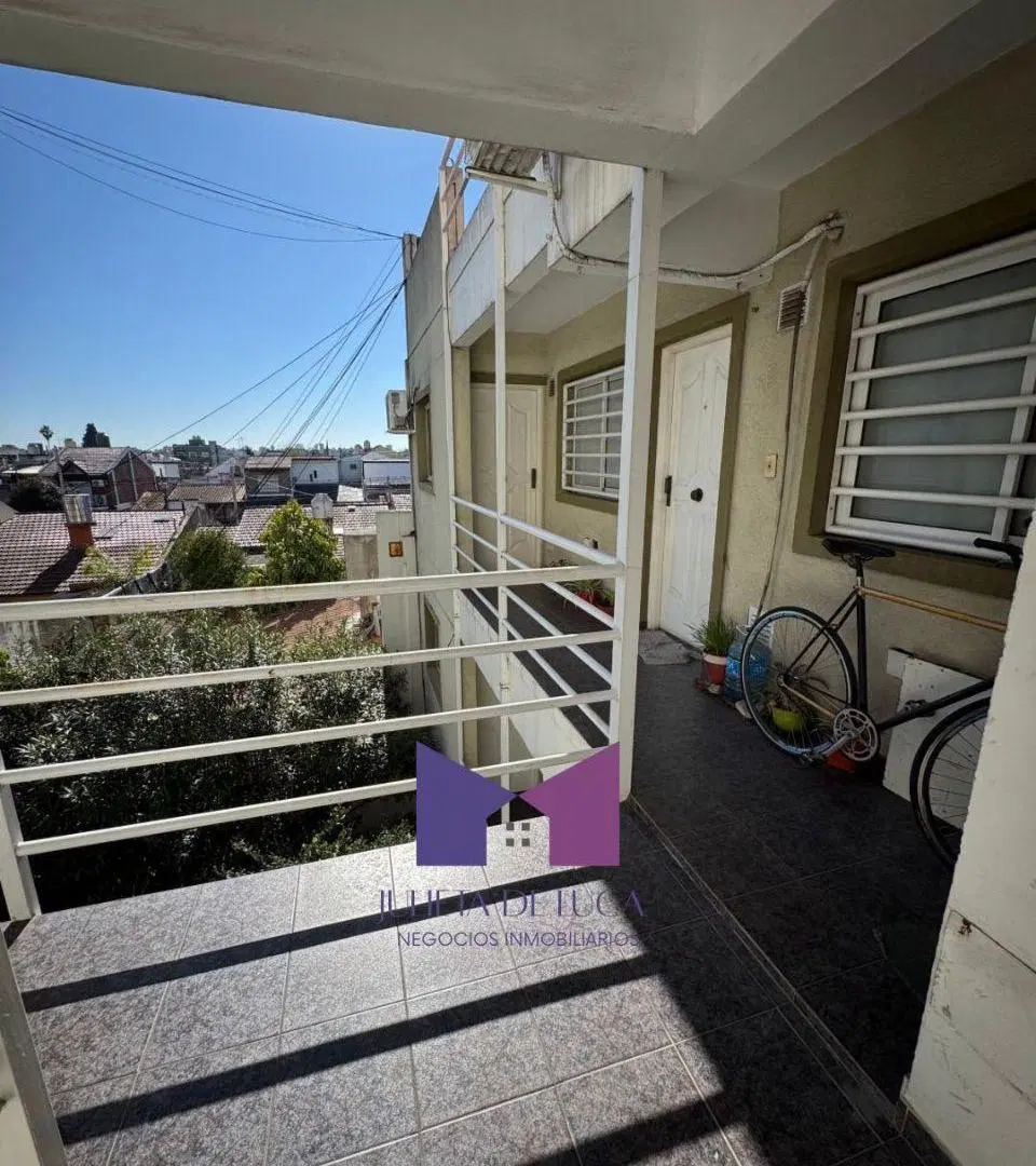 DEPTO. 2 AMB. AL FTE. 2º PISO ESCALERA - U$S 45.000.- 4