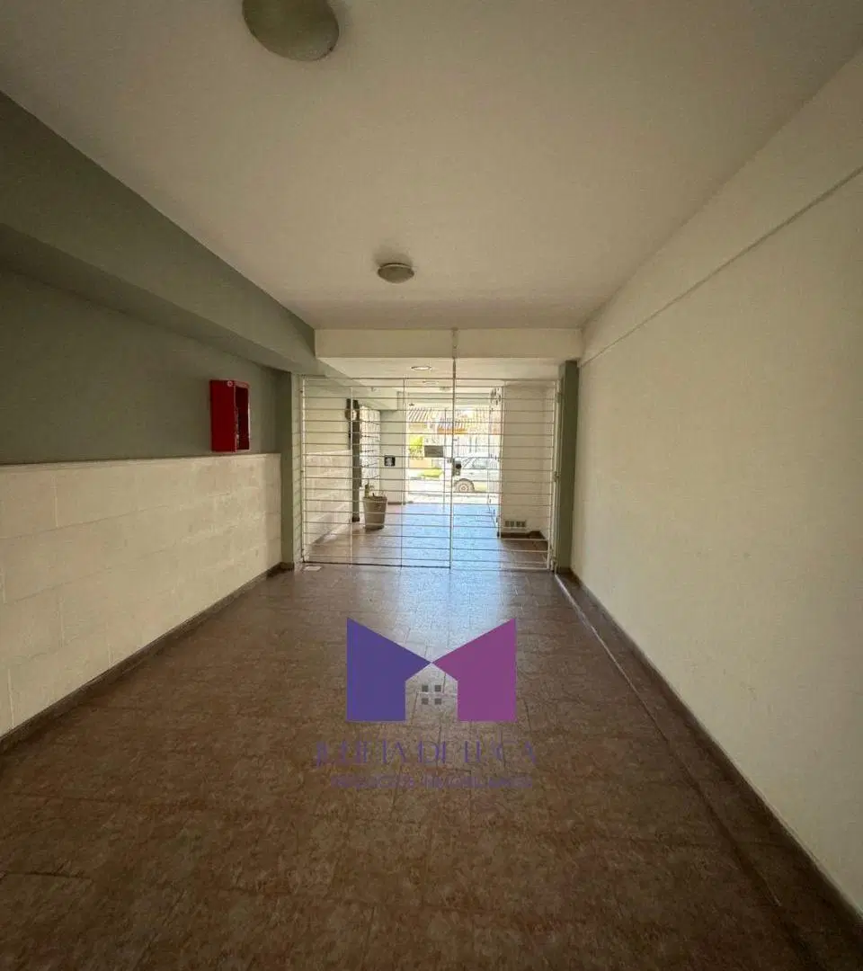 DEPTO. 2 AMB. AL FTE. 2º PISO ESCALERA - U$S 45.000.- 2