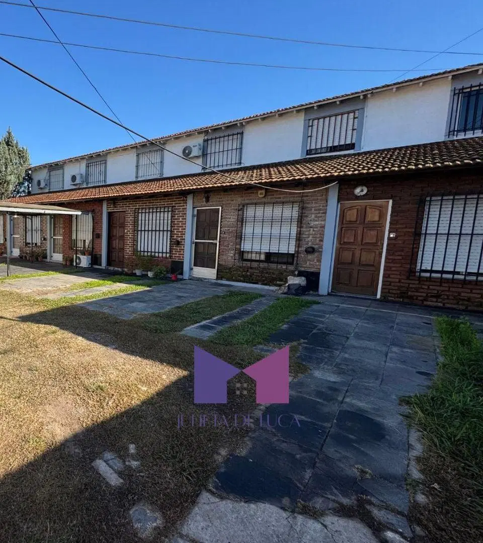 DUPLEX 2 AMB. CON PATIO Y COCHERA - U$S 44.000.- 5
