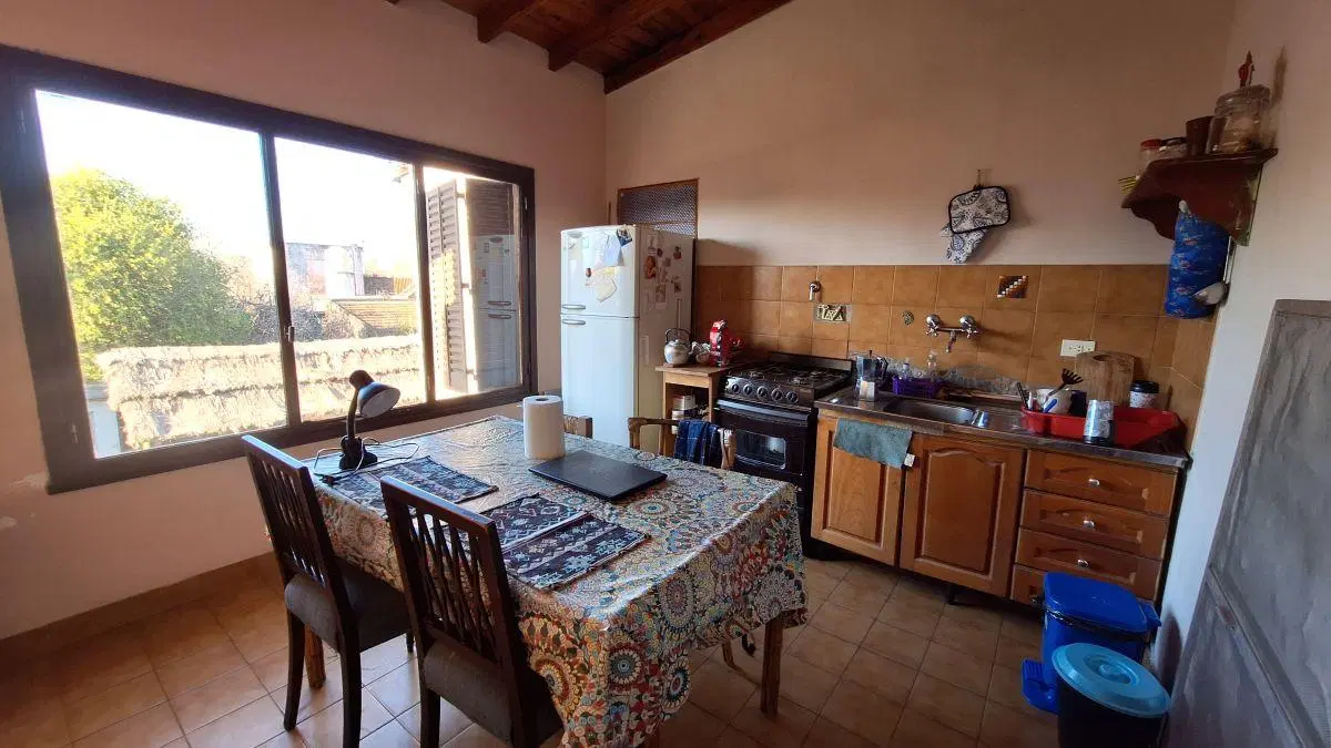 Casa de 2 plantas o vivienda para 2 familias. Zona residencial a 15 cuadras de estación 8