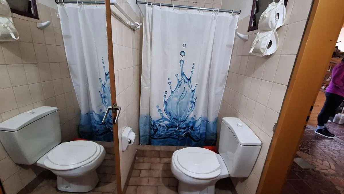 Casa de 2 plantas o vivienda para 2 familias. Zona residencial a 15 cuadras de estación 2