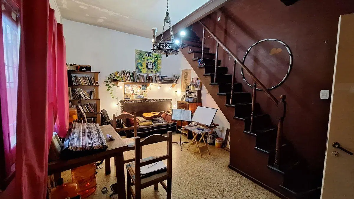 Casa de 2 plantas o vivienda para 2 familias. Zona residencial a 15 cuadras de estación 3