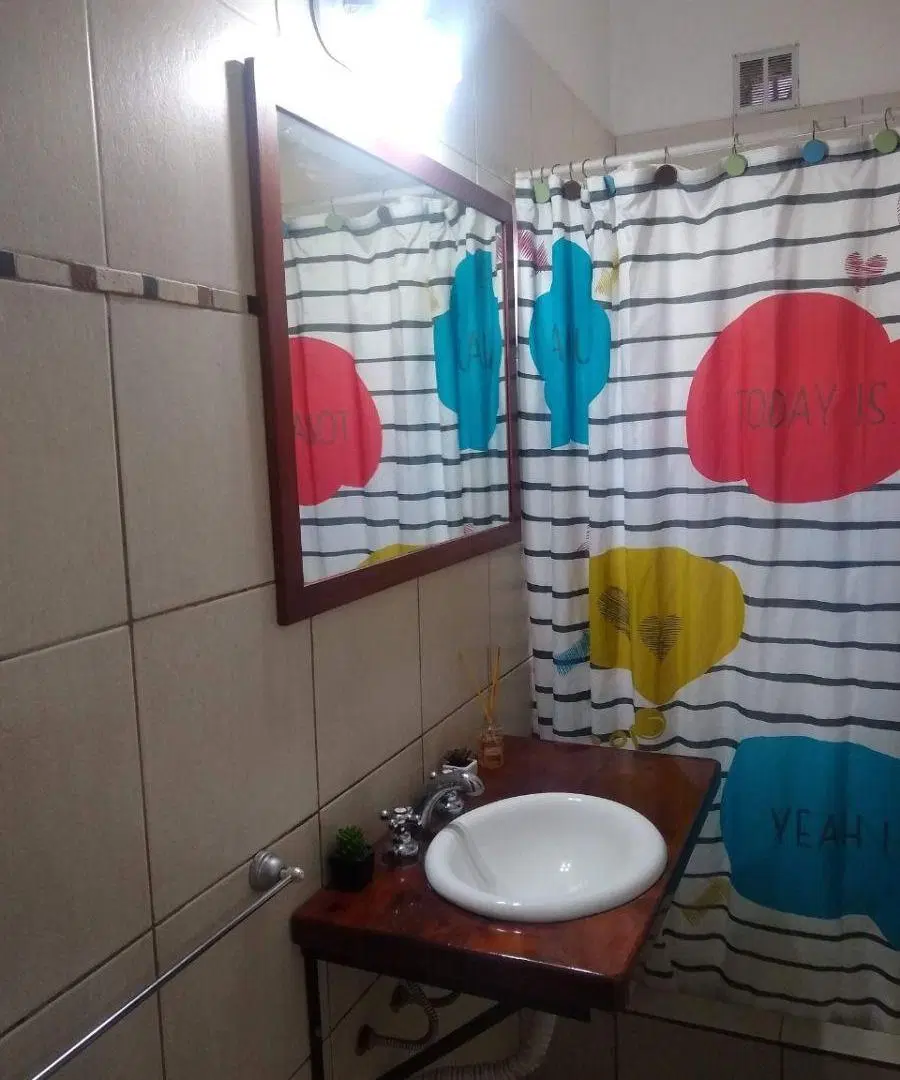 Casa americana de 3 ambientes con parque y piscina. A 5 cuadras de Santa Rosa 8