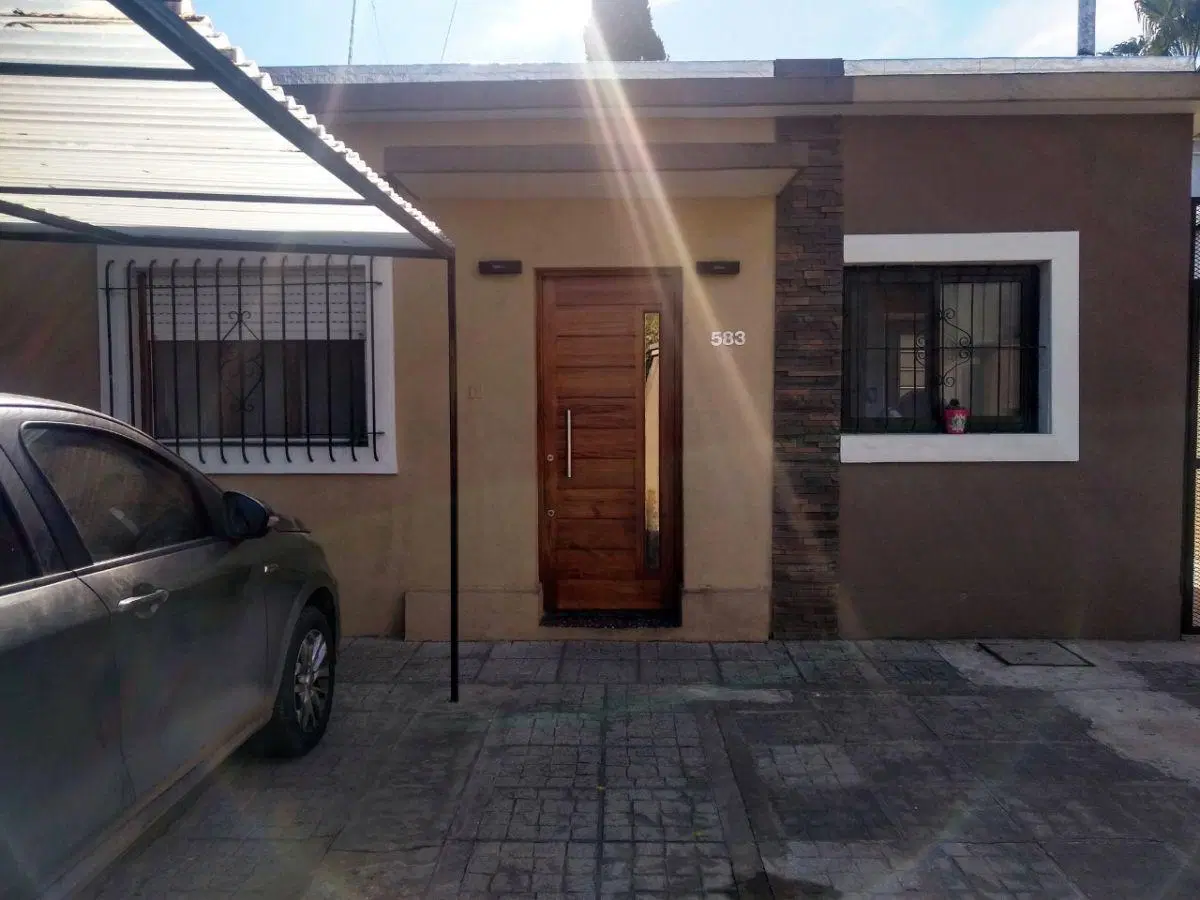 Casa americana de 3 ambientes con parque y piscina. A 5 cuadras de Santa Rosa 1