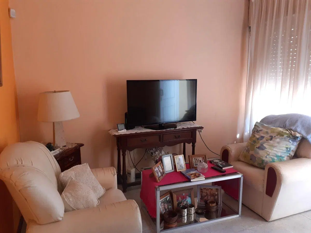 Impecable casa de 3 ambientes, excelente ubicación con parque y quincho 2