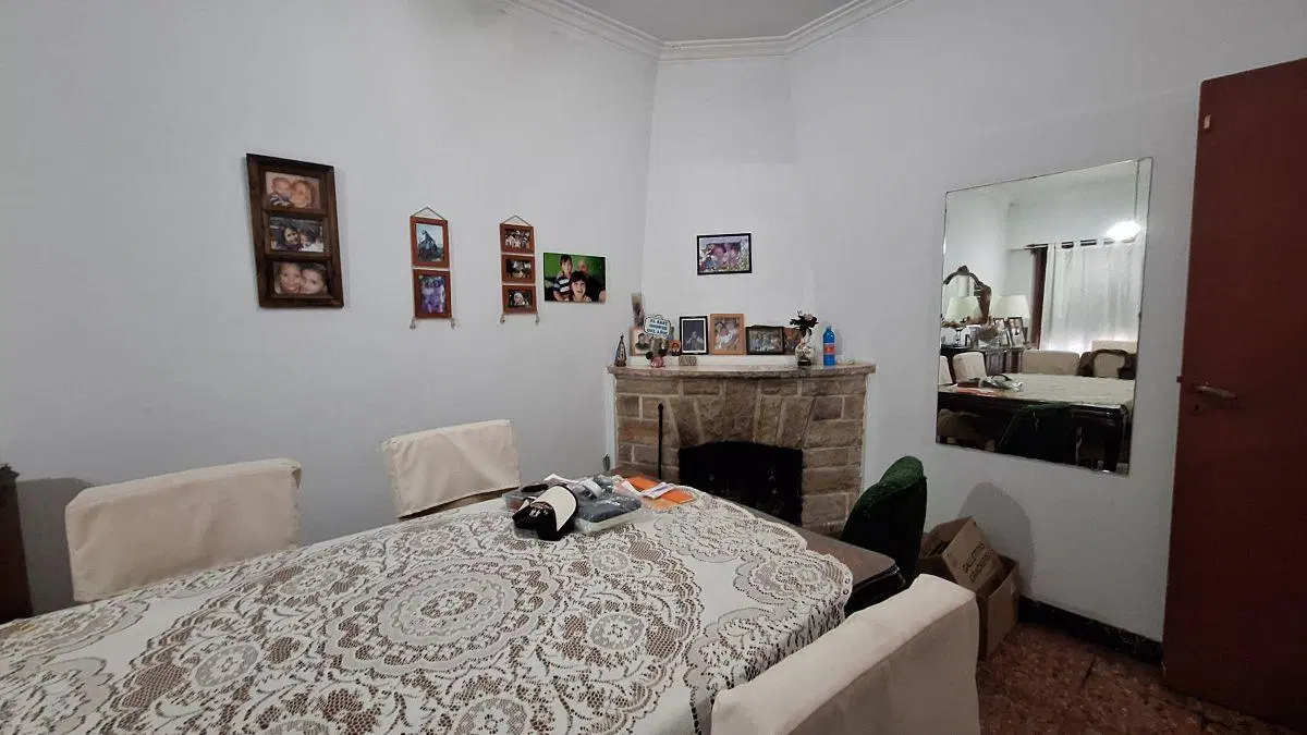 Chalet de 5 ambientes con terraza, cochera doble y patio con parrilla, a 9 cuadras de la estación. 3