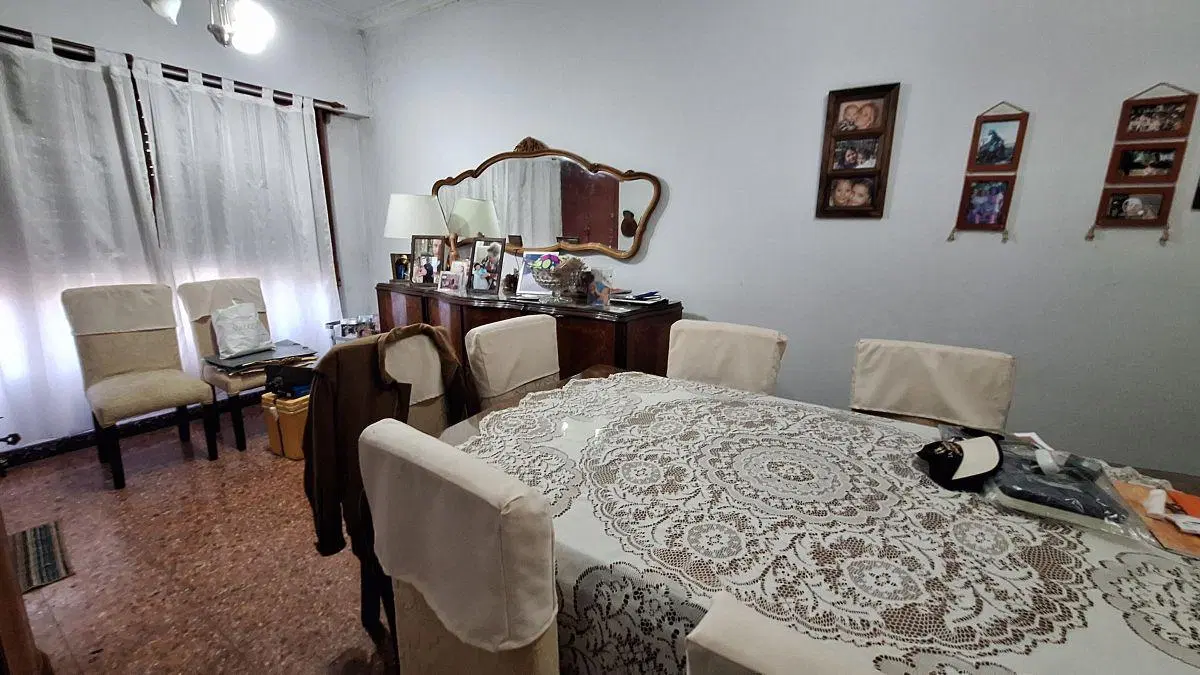 Chalet de 5 ambientes con terraza, cochera doble y patio con parrilla, a 9 cuadras de la estación. 5
