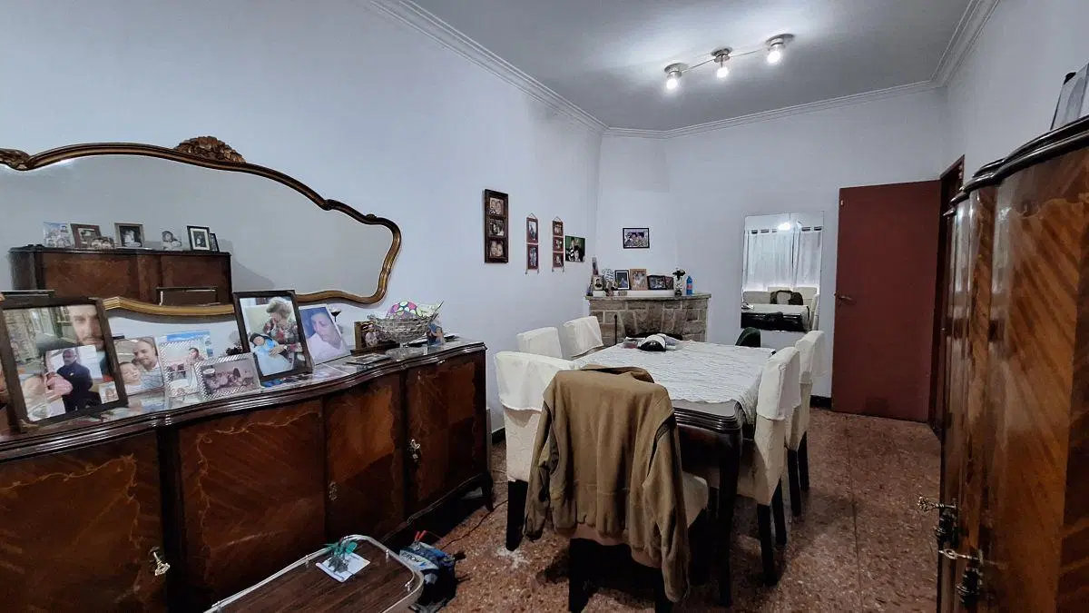 Chalet de 5 ambientes con terraza, cochera doble y patio con parrilla, a 9 cuadras de la estación. 4