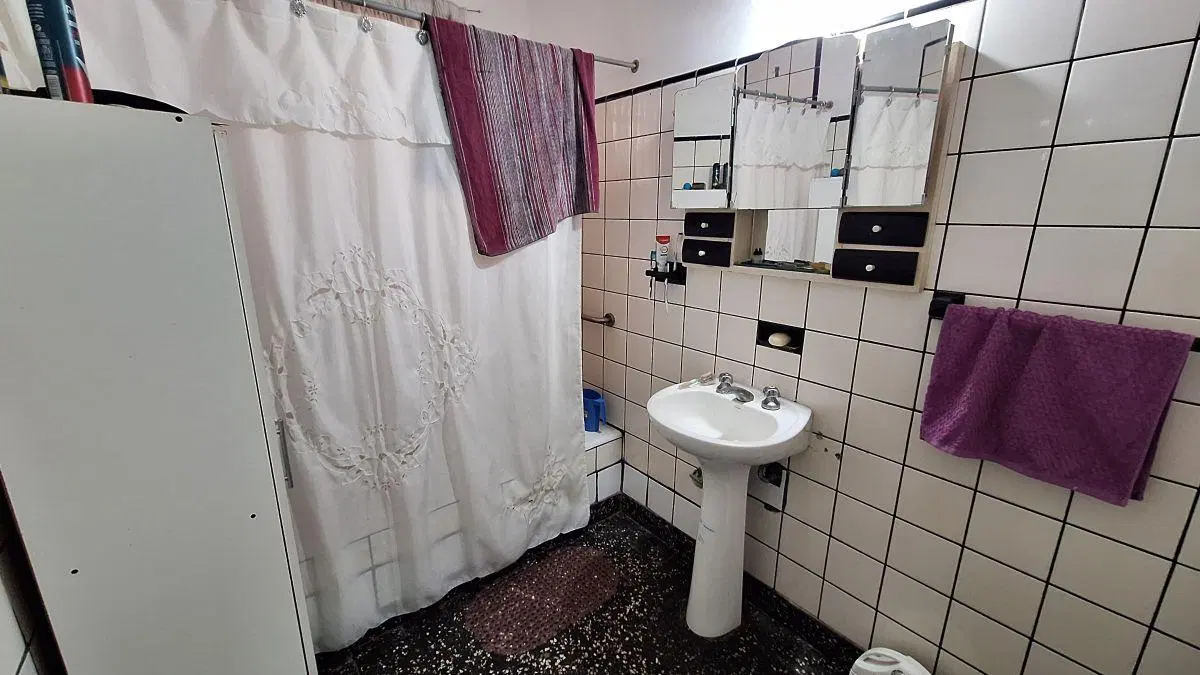 Chalet de 5 ambientes con terraza, cochera doble y patio con parrilla, a 9 cuadras de la estación. 2