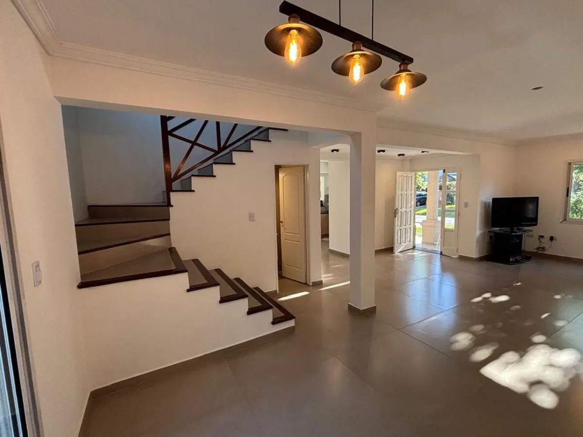 Casa en Barrio Cerrado Haras María Elena | Parque, Piscina y Cochera para 3 Autos 3