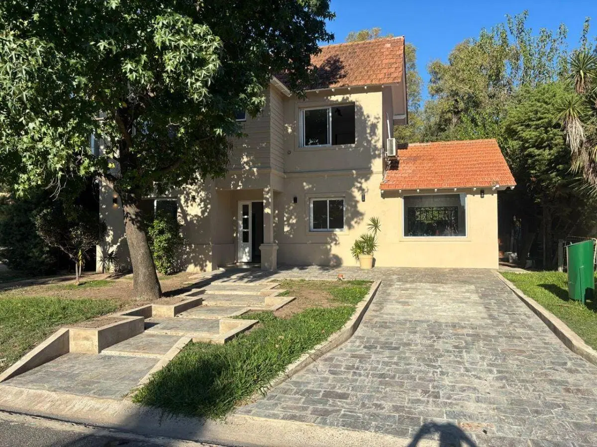 Casa en Barrio Cerrado Haras María Elena | Parque, Piscina y Cochera para 3 Autos 4