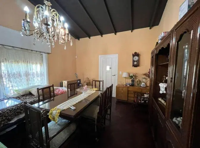 Casa de 4 ambientes sobre dos lotes con amplio parque, piscina y salida a 2 calles 8