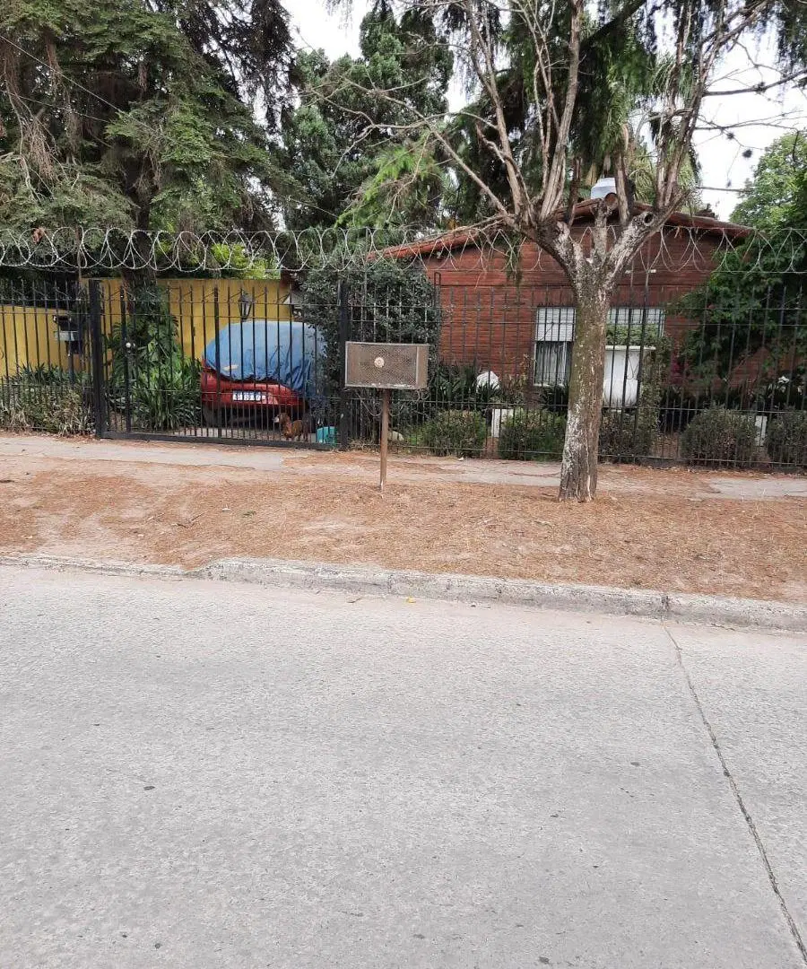 Casa de 4 ambientes sobre dos lotes con amplio parque, piscina y salida a 2 calles 3