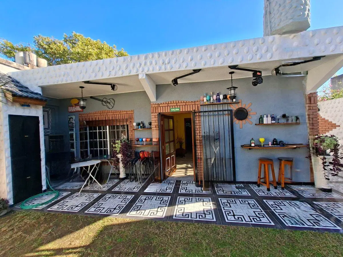 APTO CRÉDITO: CASA EN VENTA con DOS DORMITORIOS, PATIO y COCHERA. EXCELENTE UBICACIÓN,BERAZATEGUI 8