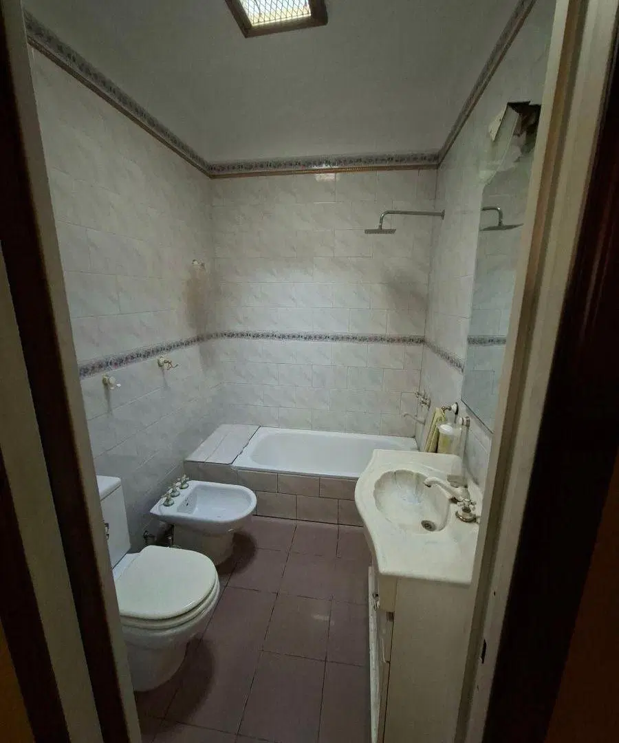 APTO CRÉDITO: CASA EN VENTA con DOS DORMITORIOS, PATIO y COCHERA. EXCELENTE UBICACIÓN,BERAZATEGUI 1