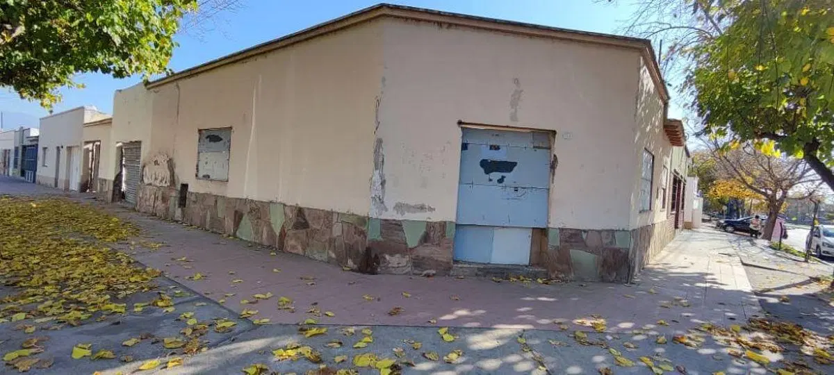 REAL INMOBILIARIA VENDE LOTE con EXTRAORDINARIA UBICACION COMERCIAL en Godoy Cruz 2