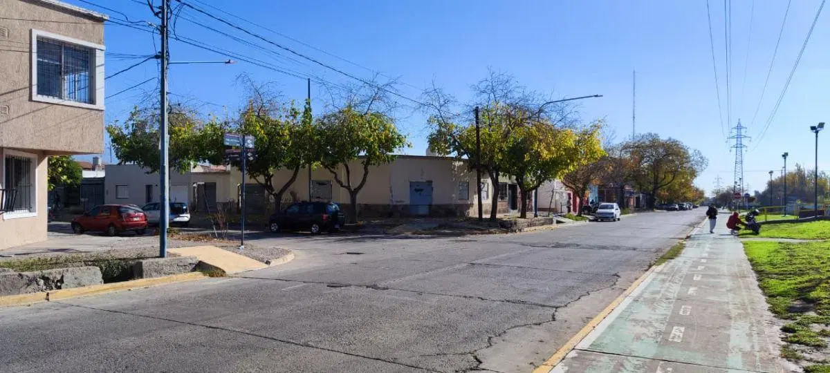 REAL INMOBILIARIA VENDE LOTE con EXTRAORDINARIA UBICACION COMERCIAL en Godoy Cruz 4